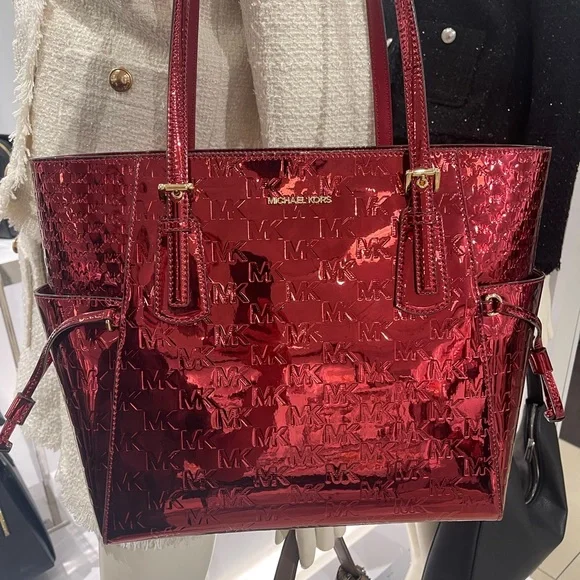 MICHAEL KORS Voyager Lg Metallic Logo Debossed EW Shoulder Tote Bag
Cherry
NWT - Picture 12 of 16